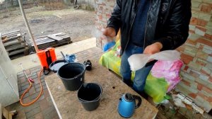 Первая обработка и чистка клубники после зимы. Бордосская смесь.