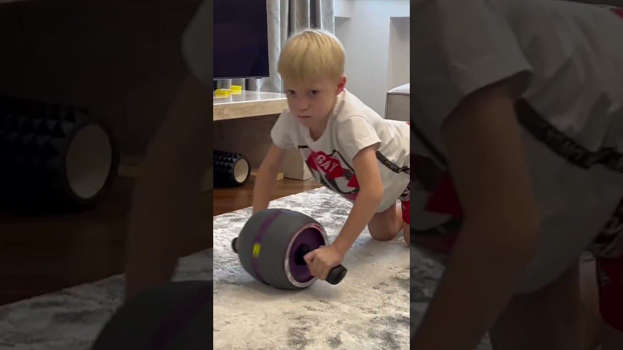 СТАРАЕТСЯ ПАРЕНЬ смотреть онлайн