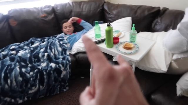 48 HOUR CHALLENGE IN BED | MISSING SCHOOL SICK FOR THREE DAYS | HE SURVIVED! смотреть онлайн