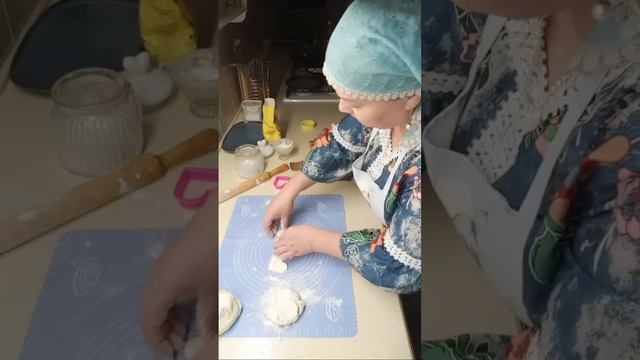 Пеку сырники внучкам. смотреть онлайн