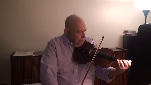 Arkady Karpilovsky playing W. A. Mozart Minuet Solo Violin смотреть онлайн