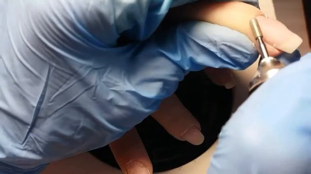 МЕНЯЕМ ФОРМУ НОГТЕЙ. Аппаратный маникюр. Дизайн гель лаком. Покрытие лиловым цветом под кутикулу. смотреть онлайн