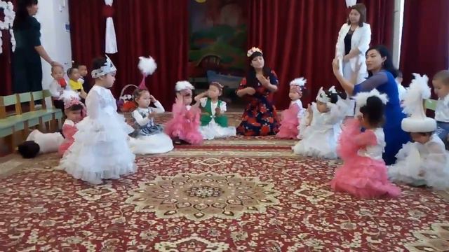 Радаадиловна танцует казахский национальный танец Бипыл смотреть онлайн