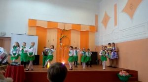 Второй танец на 8 марта. 1 класс.