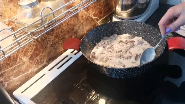 Добавьте одну ложку обжаренный муки. Печень куриная с подливкой. смотреть онлайн