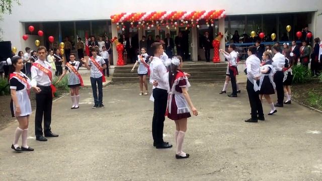 Вальс на последний звонок Луганской школы №13 смотреть онлайн