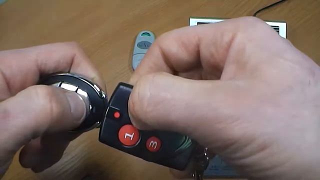 Универсальный обучаемый мультичастотный 230-868Mhz пульт для ворот и шлагбаумов RD166 смотреть онлайн