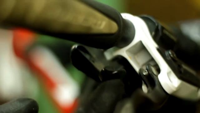 Видео урок №13 Замена троса заднего переключателя. смотреть онлайн