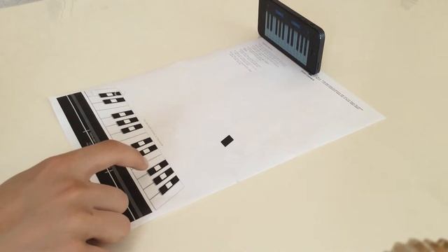 Как играть на пианино на листке бумаги при помощи приложения Paper piano. смотреть онлайн