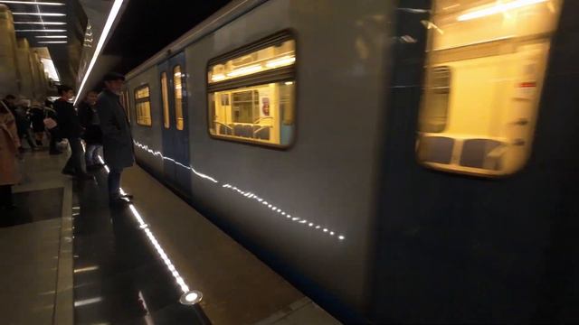 Поезд типа 81-760/761 "Ока" прибывает на станцию "Деловой Центр" смотреть онлайн