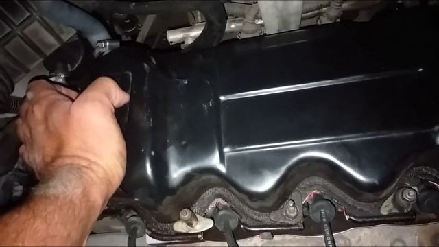 Течёт масло через клапанную крышку. Течёт масло через сапун. смотреть онлайн