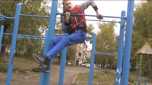 как научится делать выход на одну нижним хватом на турнике смотреть онлайн