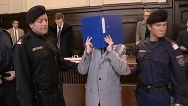 Фрицл и на денешното судење со папка го криеше лицето смотреть онлайн