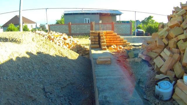 ДОМ В 2 ЭТАЖА 10х11 М. из КРАСНОГО КИРПИЧА. НАЧАЛО КЛАДКИ С УТЕПЛЕНИЕМ МИНПЛИТОЙ . 14.06.21 смотреть онлайн