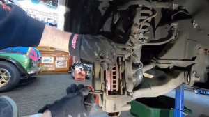 Toyota Hilux 2014 D4D front brake pads replacement how to. KUN26R