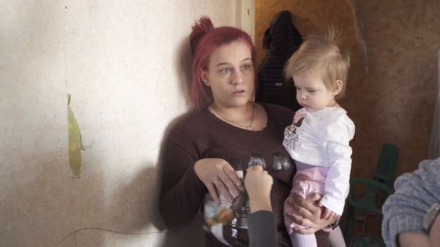 Подарили маме одиночке незаменимую вещь! Эмоции взяли верх и потекли слёзы! смотреть онлайн