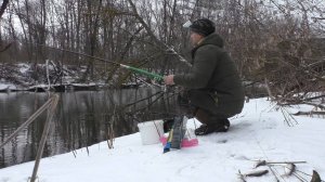 Рыбалка на поплавок в марте на реке. Ловля на удочку .