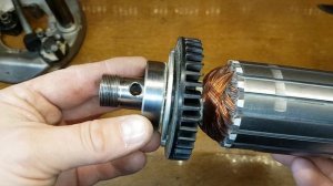 Makita 3612c ---  снимаем заклинивший подшипник