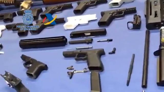#Полиция Испании закрыла мастерскую, в которой изготавливали оружие на 3D-принтере. смотреть онлайн