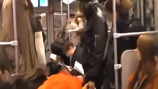 Заразительный смех в метро!!!ржач!!!!! смотреть онлайн