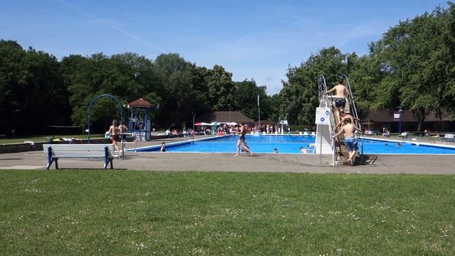 Германия . Уроки плавания в школах. смотреть онлайн