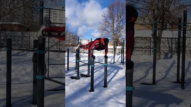 Отжимания на брусьях. #отжимания #брусья #тренировка #тренровканаулице смотреть онлайн