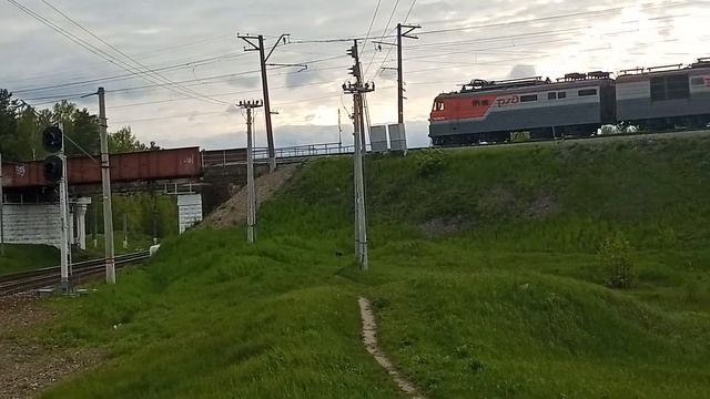 ВЛ10 906 с перегоняемыми рабочими поездами смотреть онлайн