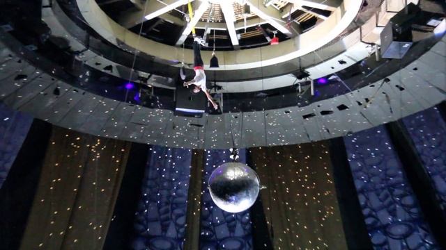 Акробат из Кении упал в цирке на проп.Вернадского смотреть онлайн