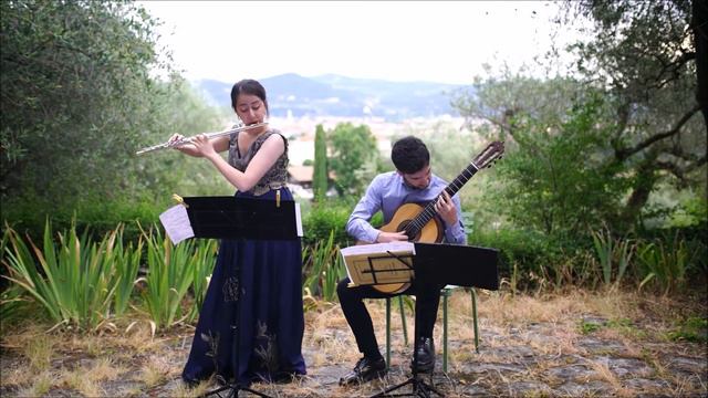 Florence Lilium Duo plays Bach at Iris Garden смотреть онлайн