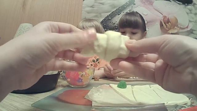Делаем круассаны с мармеладом и конфетами! смотреть онлайн