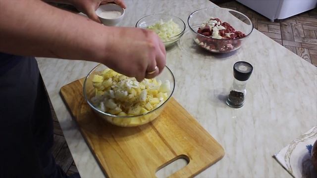 Говядина с картофелем, тушеная в глиняных горшочках смотреть онлайн