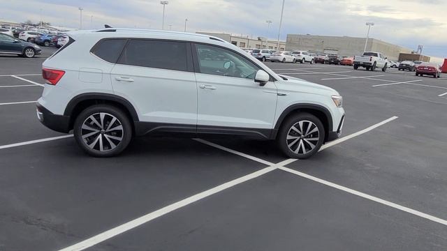 2022 VW Taos SE in Pure White 360° quick view смотреть онлайн
