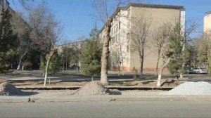 город Навои , Узбекистан. 16 февраля . Дорога от новой мечети. Утро, солнечно