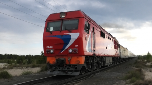 «Все ещё красный» ТЭП70БС-112 с пассажирским поездом Уфа — Новый Уренгой