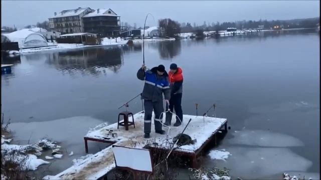 Утренняя рыбалка в Юдино. Поимки форели. Клёвое место смотреть онлайн