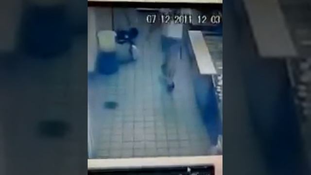 Dude gets owned by Ninja Tray Toss смотреть онлайн
