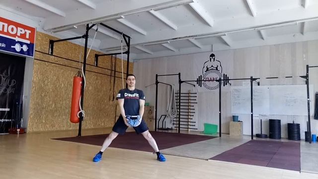 Выпады в сторону с подъемом на бицепс, мах гири до груди