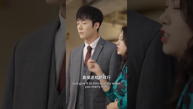 總裁帶著白月光逛婚紗店，卻意外遇見灰姑娘訂婚，看到穿著禮服的她總裁內心不淡定了！【離婚再愛嬌妻不好追】#chinesedrama #都市 #短劇#愛情 #爽文 #追妻火葬場