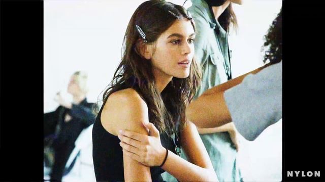Kaia Gerber Shows Us What Went Down Before R13’s Runway Show смотреть онлайн