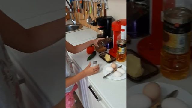 Готовим дома! Дети готовят завтрак!!! смотреть онлайн
