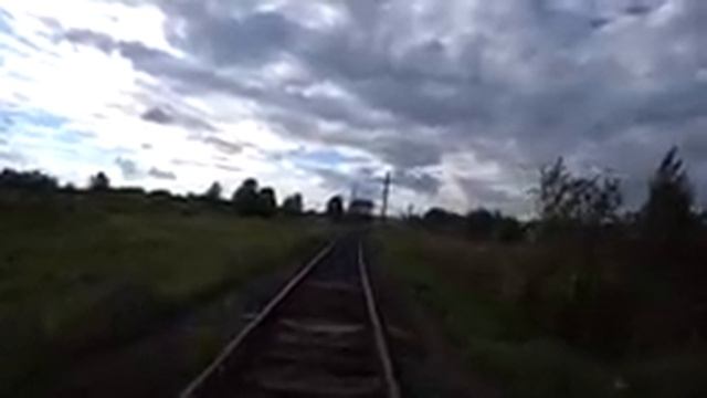 Заброшенная железная дорога. Когда-то тут ходили электрички Ржавые локомотивы. Заросшие станции. смотреть онлайн