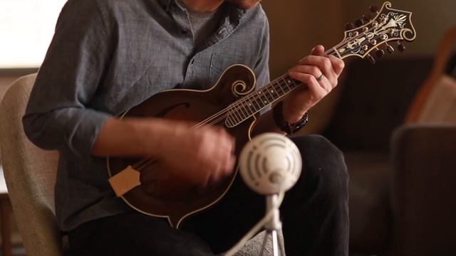 White Varnish F5 Mandolin смотреть онлайн