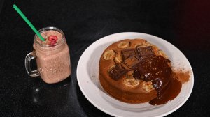 Банановый торт с шоколадным ганашем. Смузи из шоколада и малины