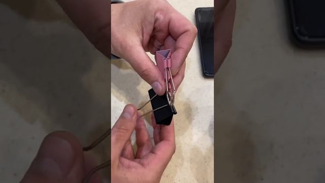 Подставка для телефона из канцелярских зажимов.