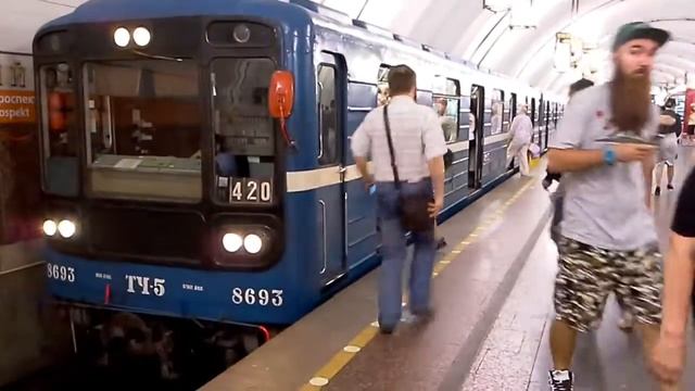 Электропоезд 81-717 номерной 420 прибывает на ст.метро Лиговский проспект смотреть онлайн