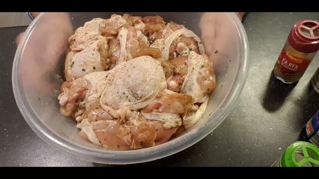 Курица жареная в духовке. Стоит ли мыть курицу перед готовкой. смотреть онлайн