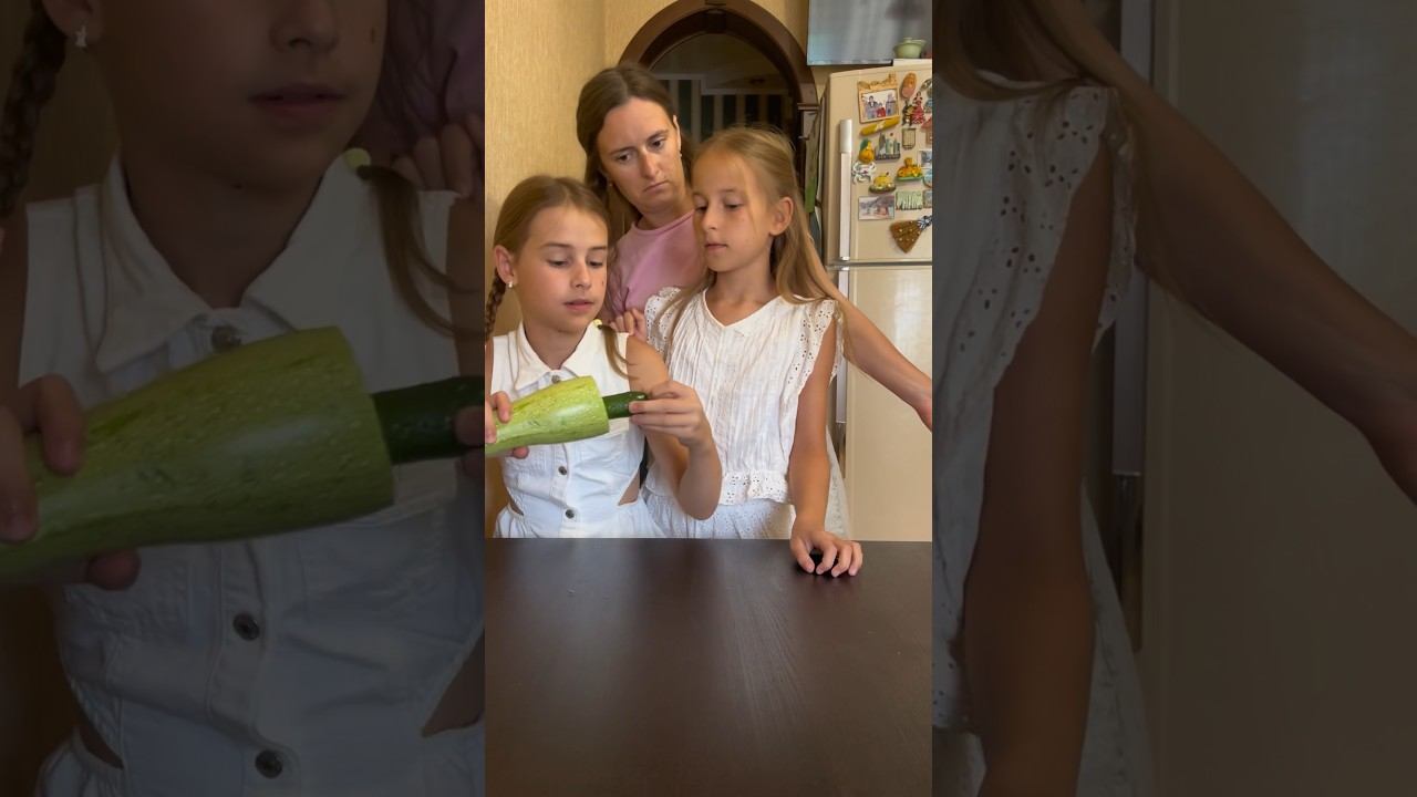 Короче говоря Алинка спрятала еду в цукини #shorts смотреть онлайн