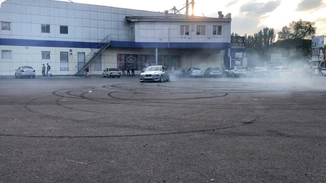 BMW e39 2.8 Illegal Drift смотреть онлайн