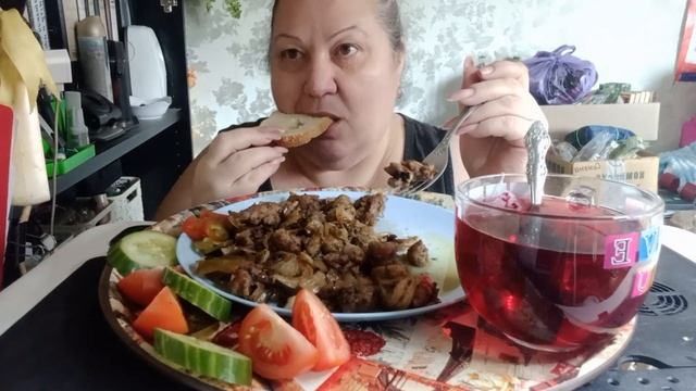 Мясо с грибами в чесночно сметанном соусе смотреть онлайн