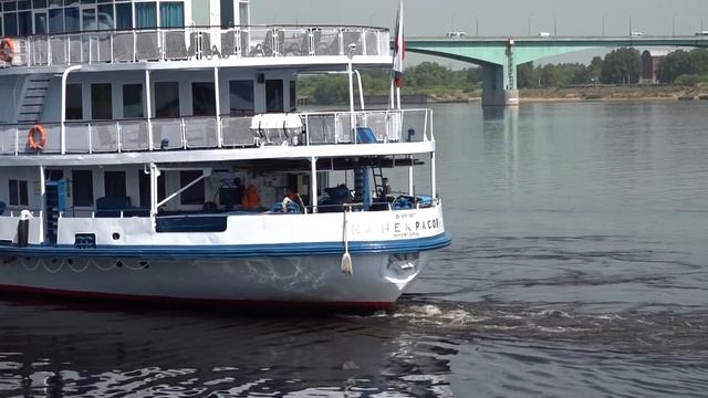 На Речном вокзале в Ярославле прокуроры проверяли пассажирские теплоходы смотреть онлайн